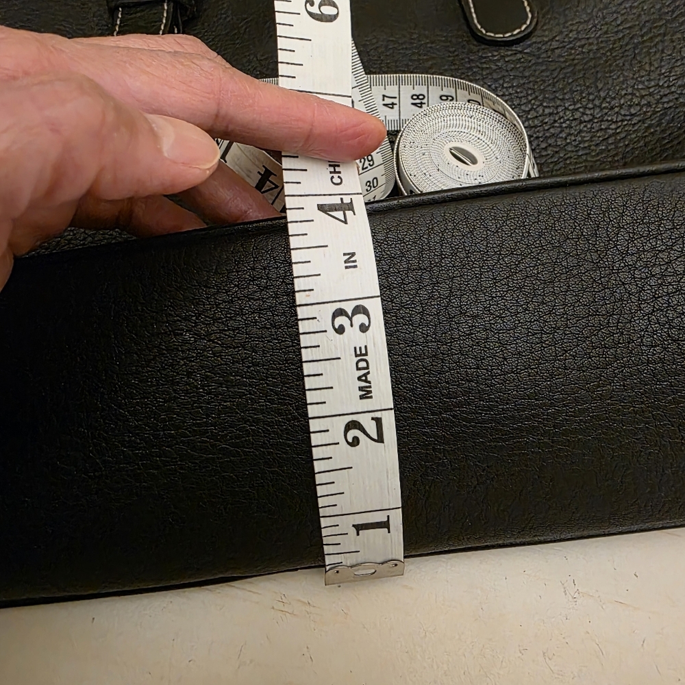Burberry | Vintage Small Black Leather Handbag - Picture 15 of 16